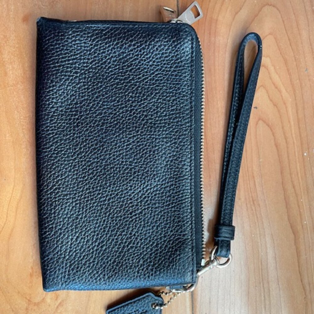 Coach Black Leather Essential Small Wristlet - Picture 2 of 7
